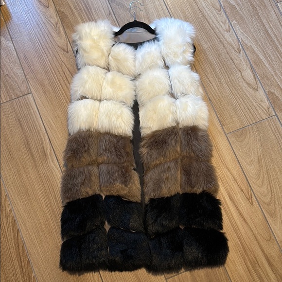 Women's Faux Fur Vest - Picture 7 of 9